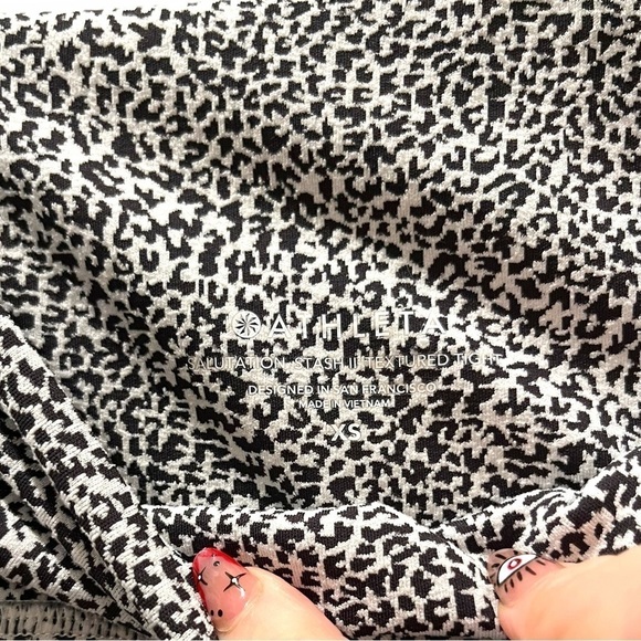 Athleta Salutation Stash II Textured 7/8 Tights Micro Cheetah Black/Sea Salt XS - Picture 9 of 12